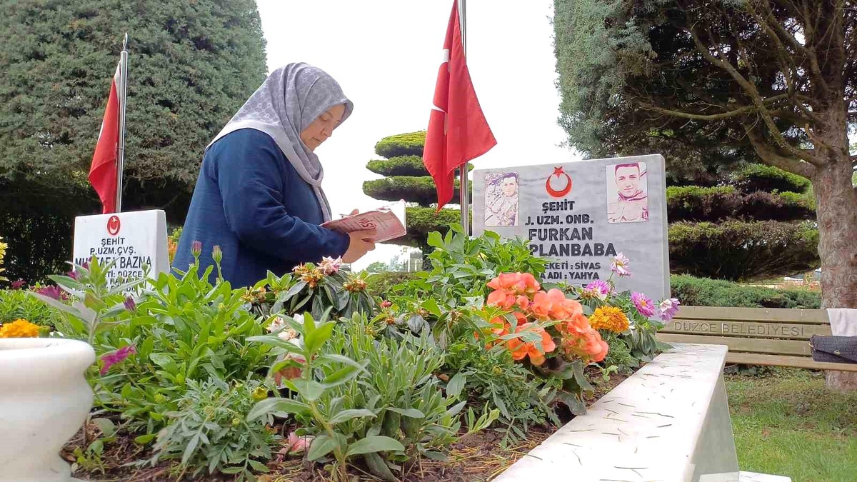 Anneler Günü\'nde şehit olan oğlunun mezarını ziyaret eden anne: \'O bana gelemedi ben ona geldim\'