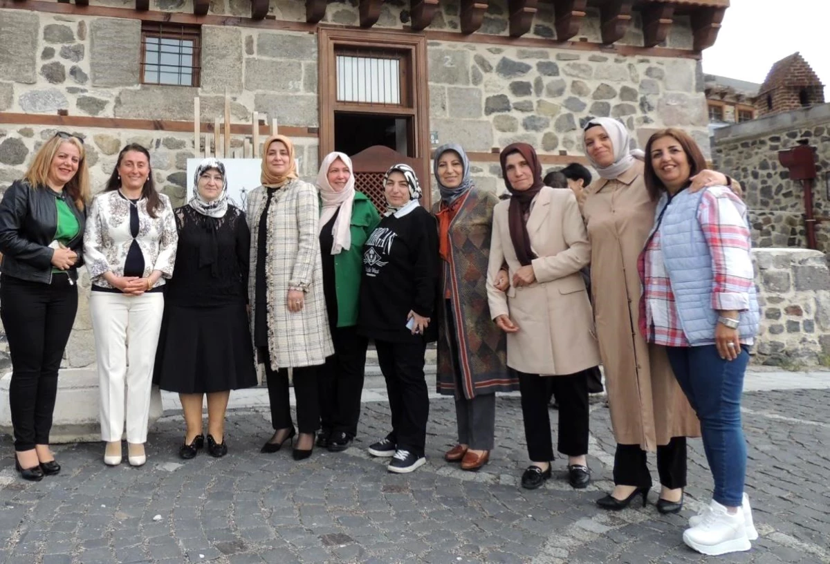 Erzurum Valisi Mustafa Çiftçi\'nin Eşi Azime Çiftçi, Dünya Şampiyonu Melek Okuyucu Yörenç\'i Kutladı