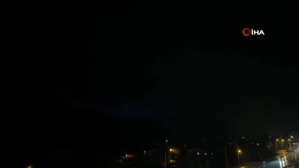 Bitlis\'te şimşekler geceyi aydınlattı