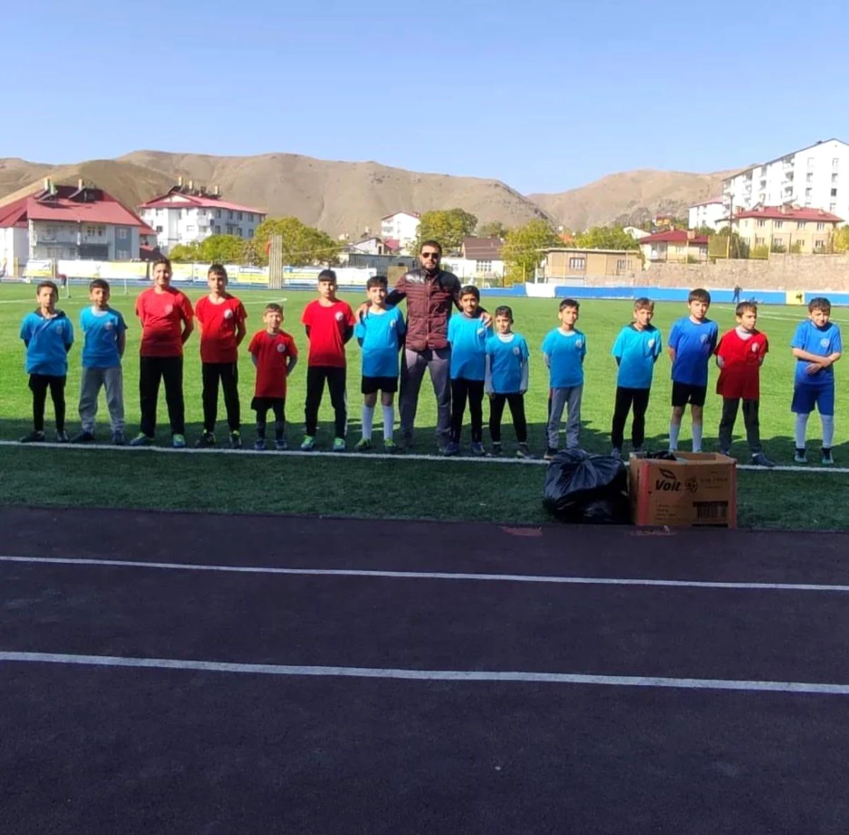Bitlis\'te GSB Spor Okulları\'nda futbol antrenmanları devam ediyor