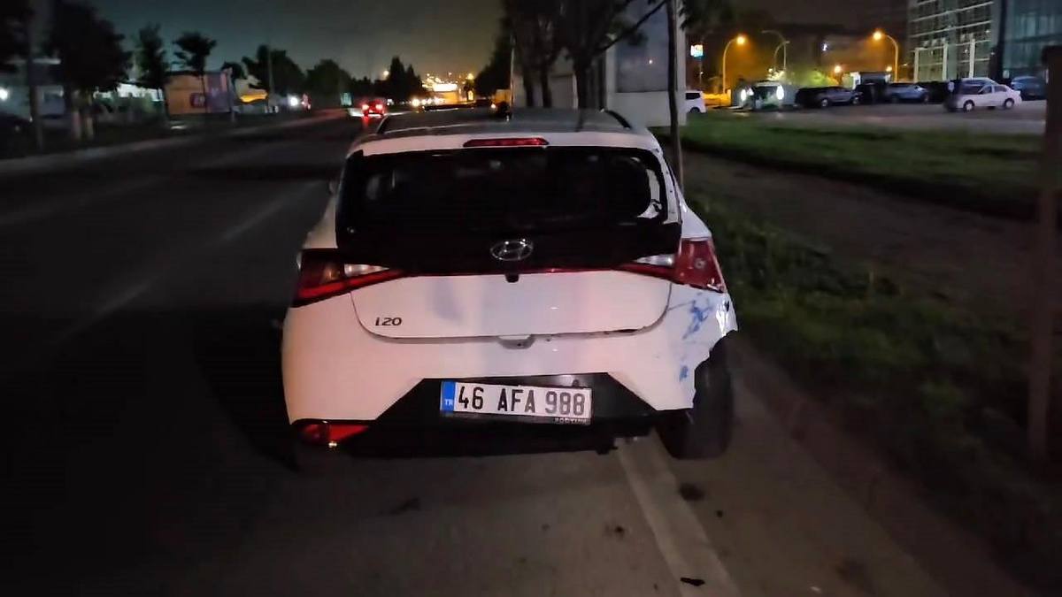 Bursa\'da seyir halindeyken otomobile çarpan motosiklet sürücüsü yaralandı