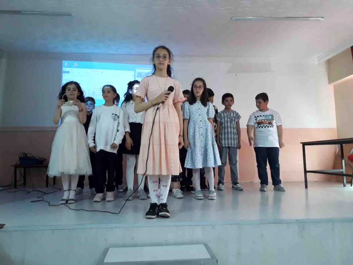 Afyonkarahisar Fatih İlkokulu\'nda Anneler Günü Kutlaması