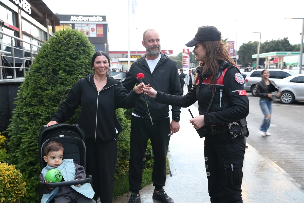 Edirne\'de Polis ve Jandarma Anneler Günü\'nde Kadınlara Karanfil Dağıttı