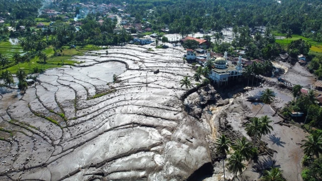 Endonezya'da yanardağ patladı: 28 ölü