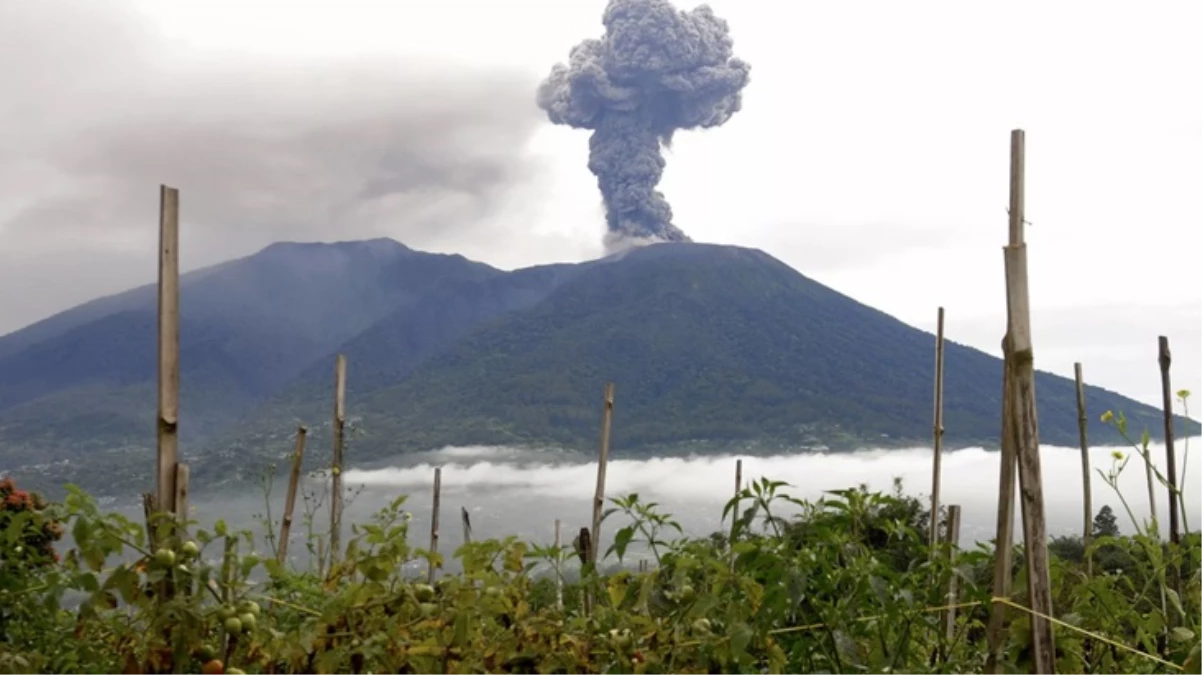 Endonezya\'da yanardağ patlaması sonrası sel faciası! Çok sayıda ölü var