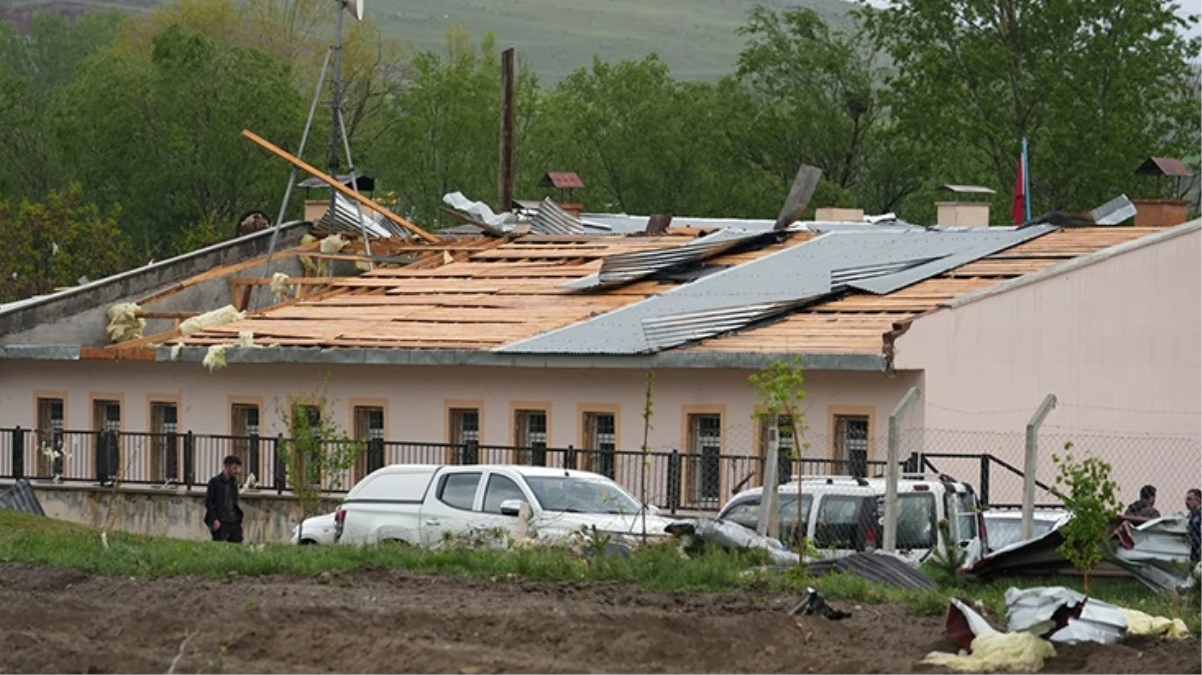 Erzurum\'da hortum nedeniyle birçok ev ve okulun çatısı uçtu