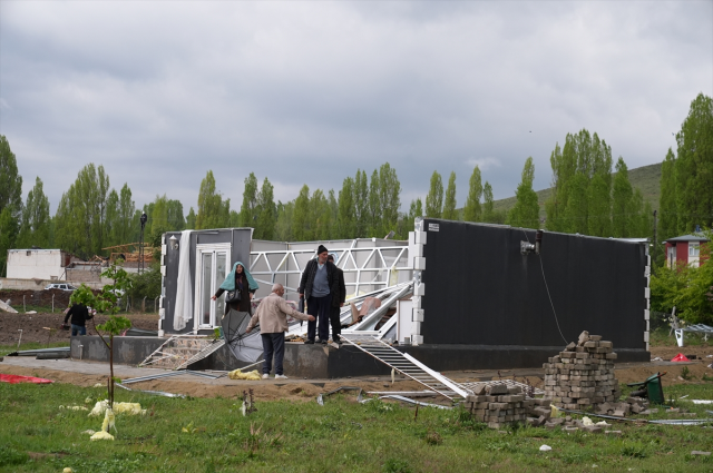 Erzurum'da hortum nedeniyle birçok ev ve okulun çatısı uçtu