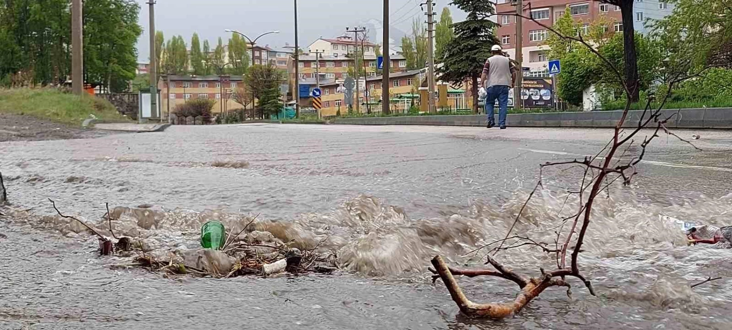 Erzurum\'da Sağanak Yağış Hayatı Olumsuz Etkiledi