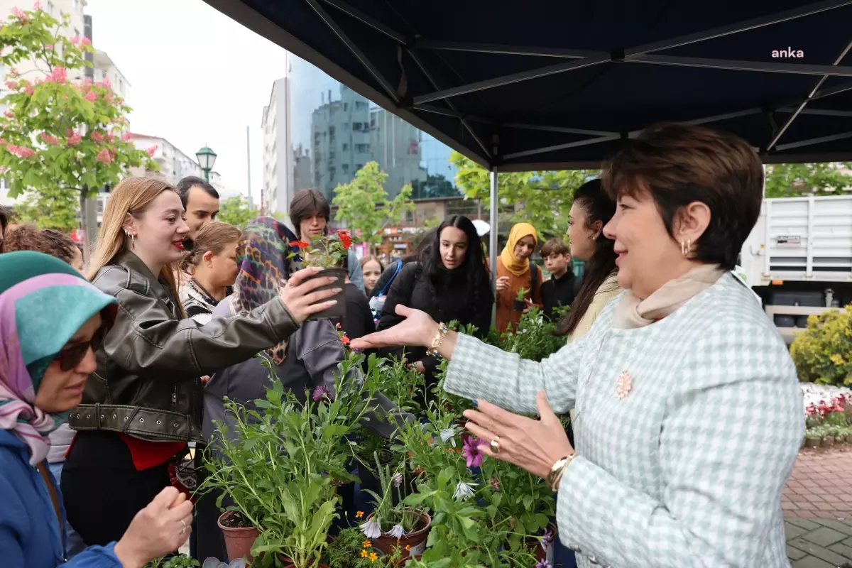 Eskişehir Büyükşehir Belediyesi Anneler Günü\'nde binlerce çiçek dağıttı