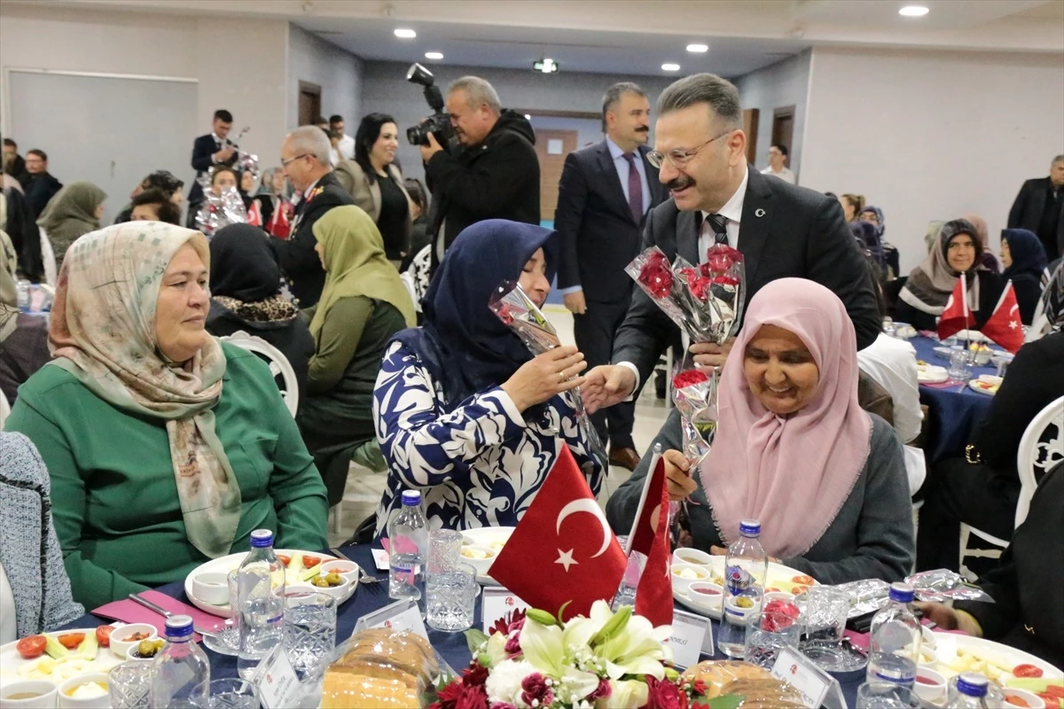 Eskişehir Valisi Hüseyin Aksoy, Anneler Günü dolayısıyla şehit anneleriyle buluştu