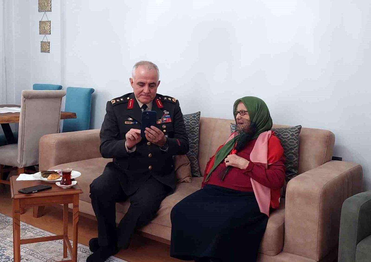 Samsun Garnizon Komutanı Tümgeneral Davut Ala, şehit annesini ziyaret etti