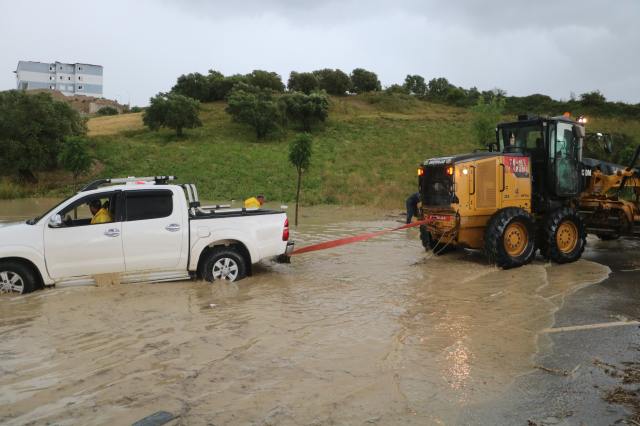 Hatay'da şiddetli yağışlarda yollar göle döndü