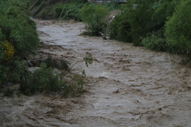 Hatay'da şiddetli yağışlarda yollar göle döndü