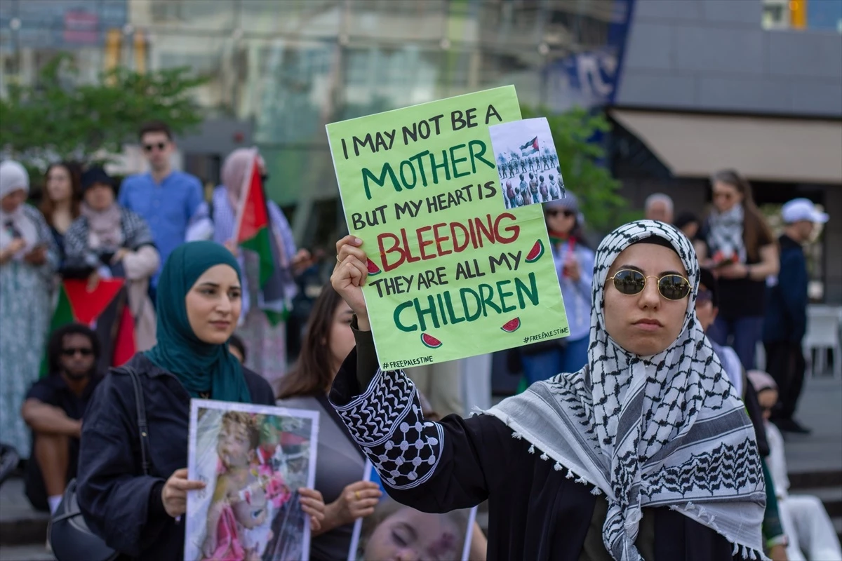 Hollanda\'da Filistinli Anneler İçin Yürüyüş Düzenlendi