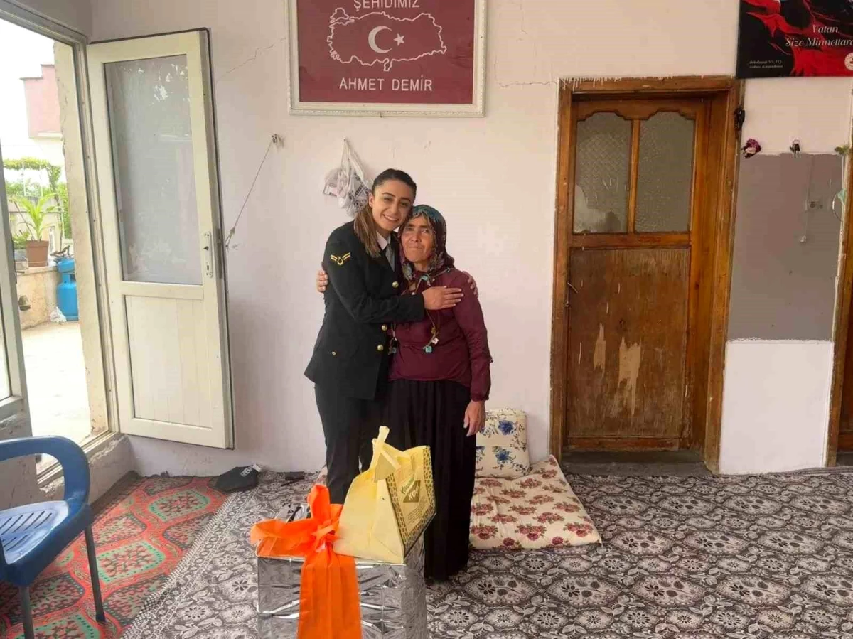 Gaziantep\'te jandarma ekipleri şehit annelerini ziyaret ederek Anneler Günü\'nü kutladı
