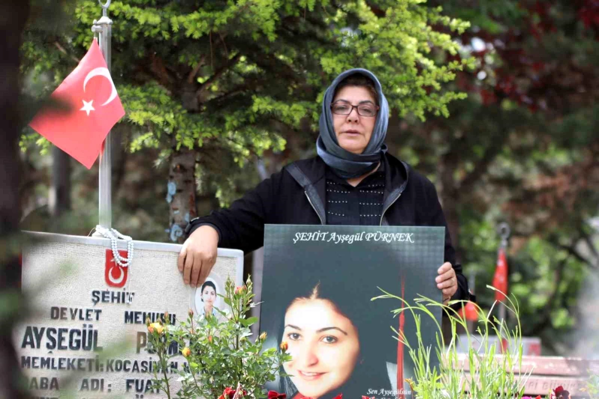 Kayseri\'nin ilk kadın şehidi Ayşegül Pürnek\'in annesi Anneler Günü\'nü kızının mezarında kutladı