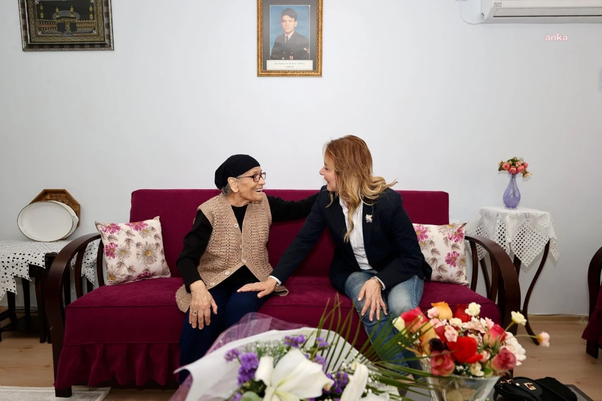 Konak Belediye Başkanı Nilüfer Çınarlı Mutlu, şehit annesini ziyaret etti