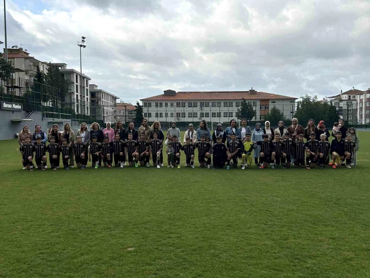 Manisa Futbol Kulübü U13 Takımı Anneler Günü\'nde maça anneleriyle çıktı