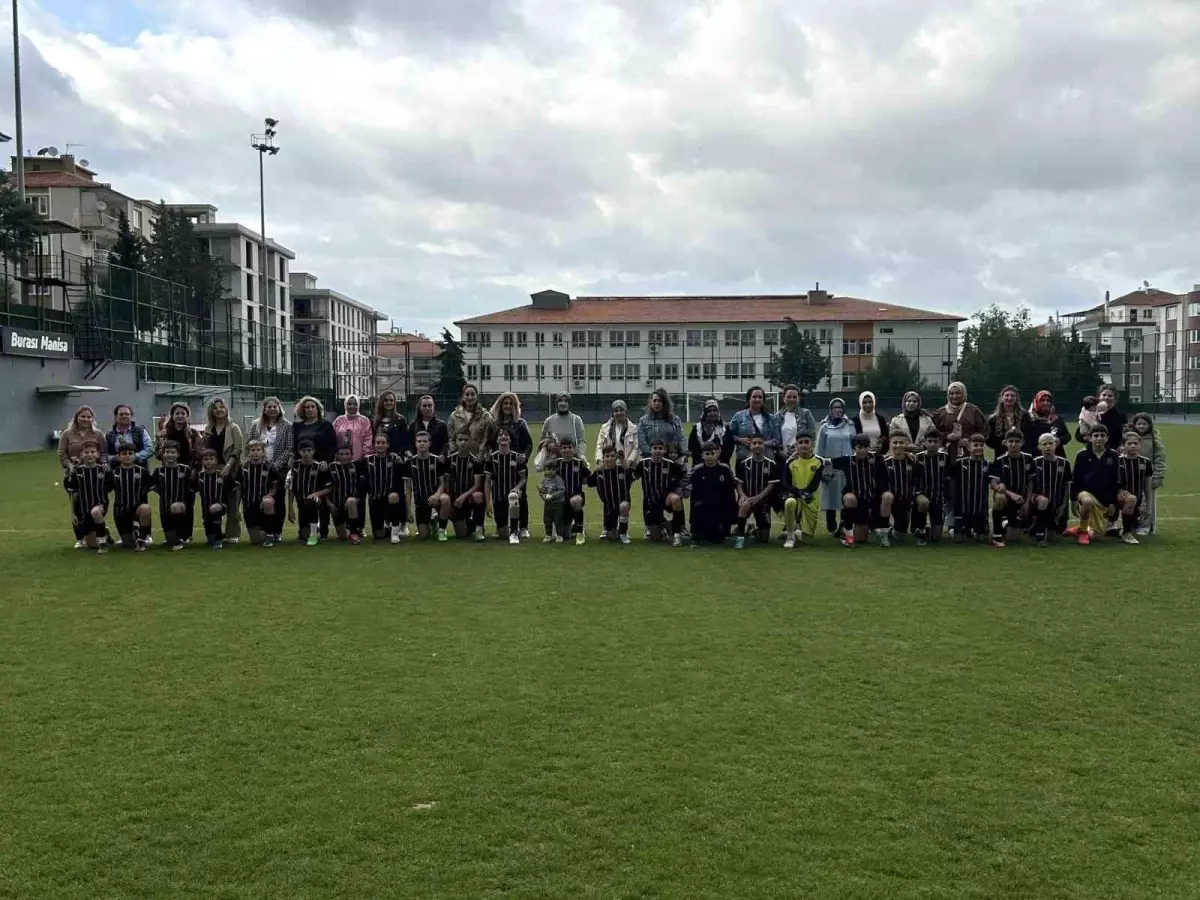 Manisa Futbol Kulübü U13 Takımı Anneler Günü\'nde maça anneleriyle çıktı