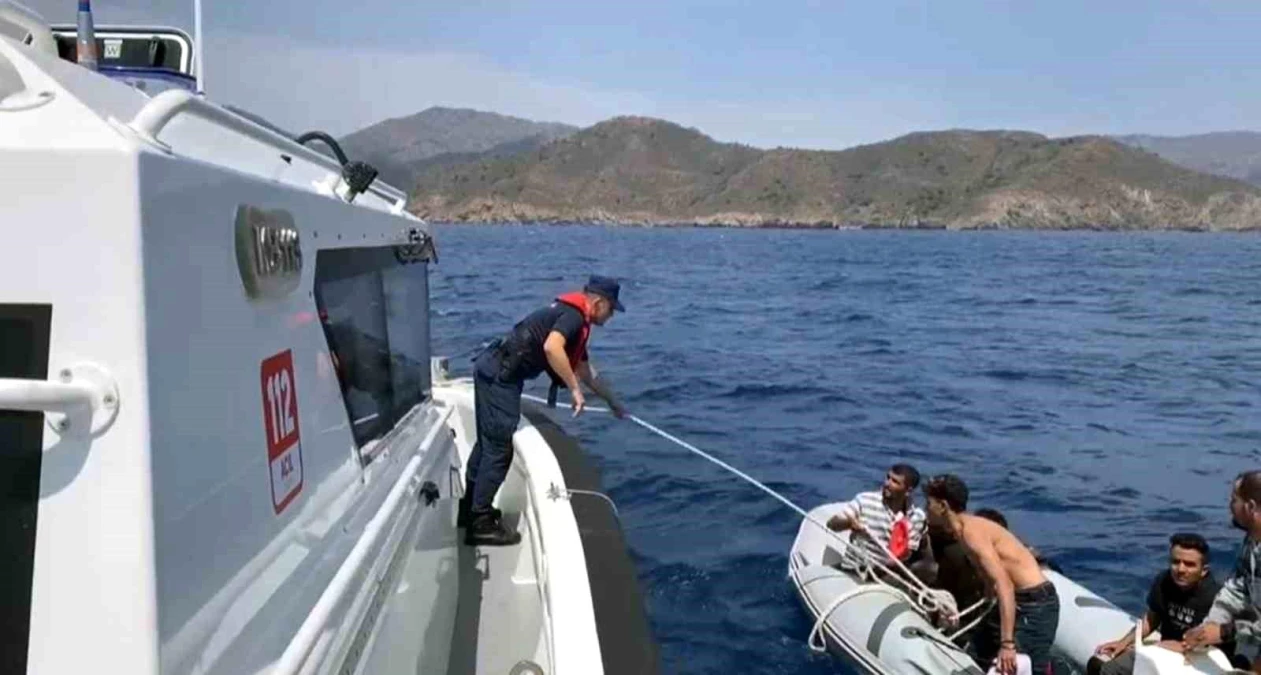 Muğla\'da lastik bot su alarak batma tehlikesi geçiren göçmenler kurtarıldı