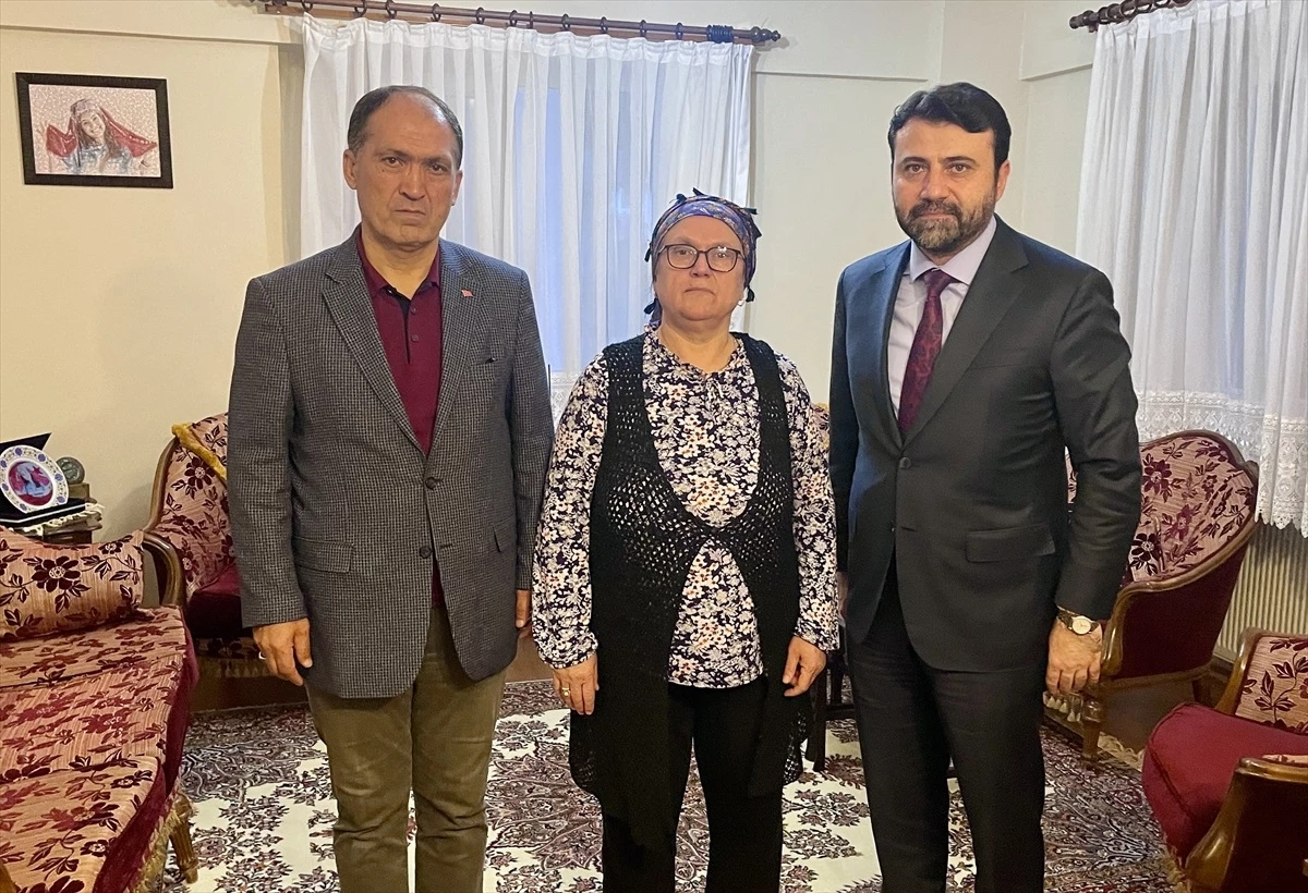 AK Parti Milletvekili Cem Şahin, şehit müzik öğretmeninin annesini ziyaret etti