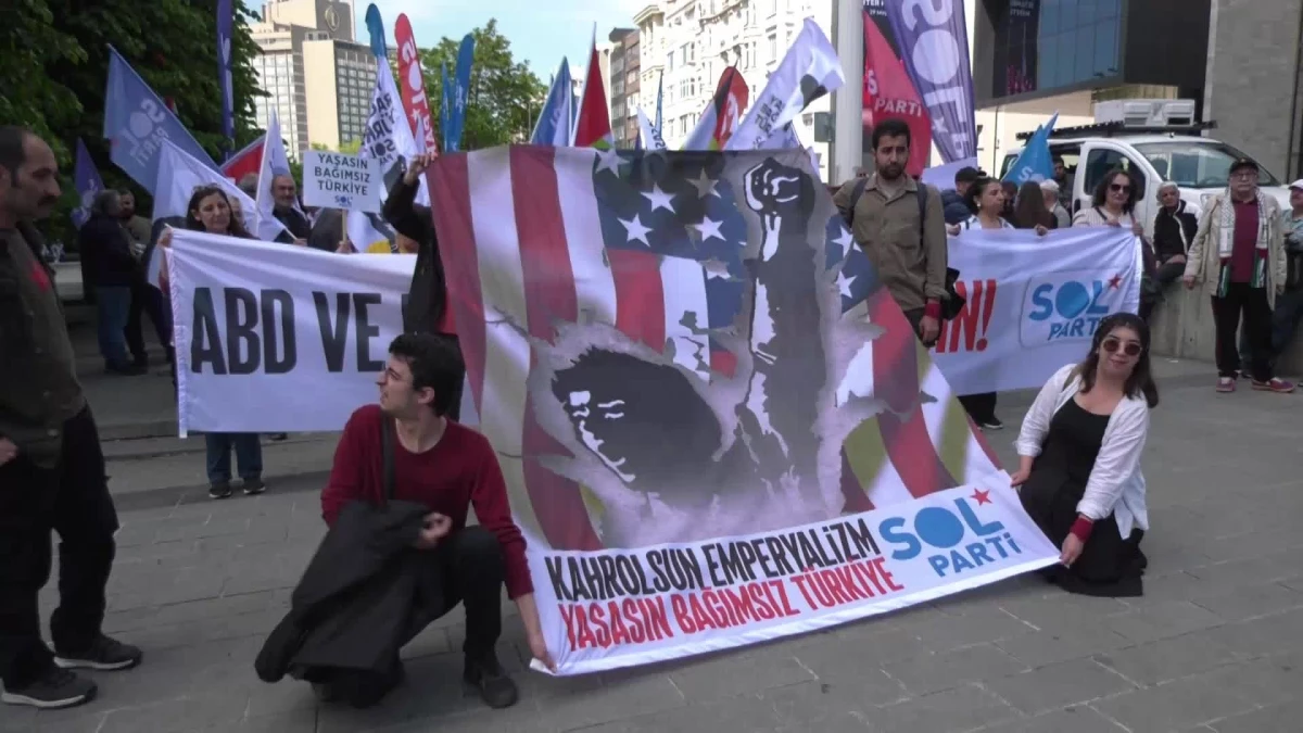 SOL Parti Üyeleri İstanbul\'da Bağımsızlık Yürüyüşü Düzenledi