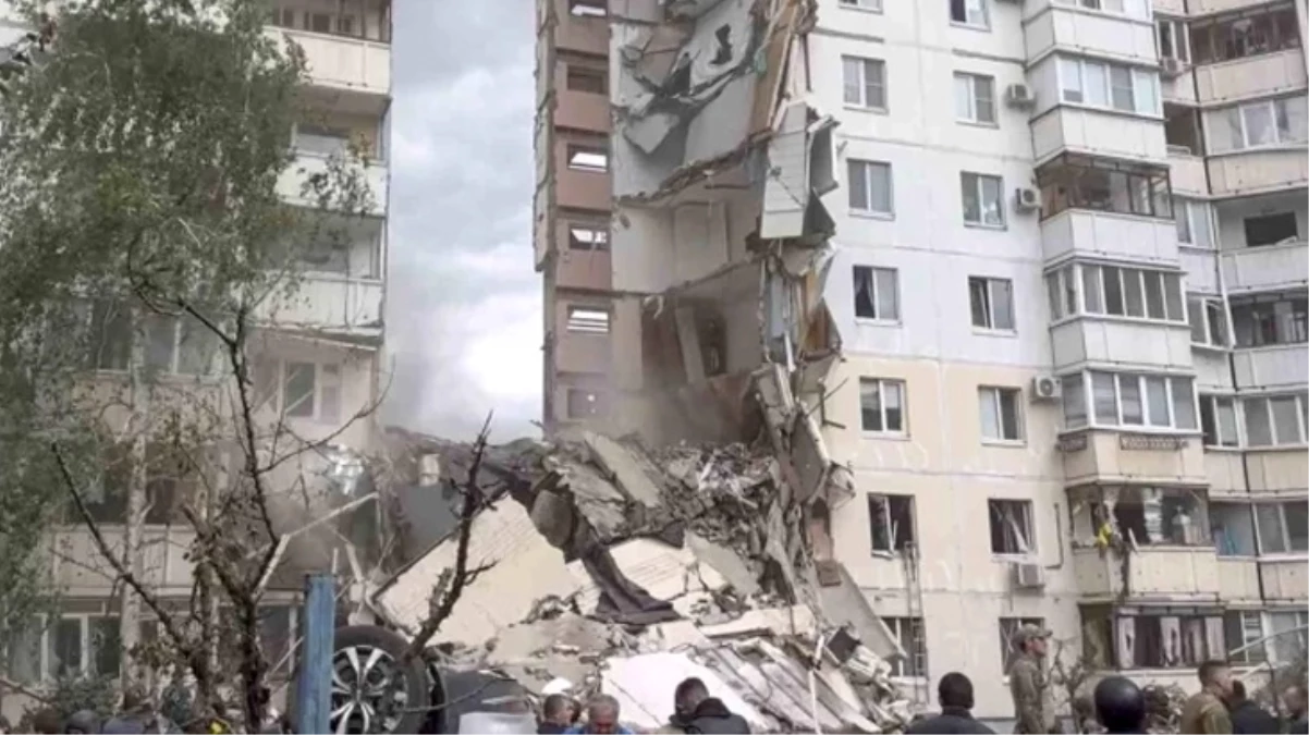 Ukrayna\'nın Rusya\'ya hava saldırısı sonucu 10 katlı bina çöktü: 12 kişi öldü