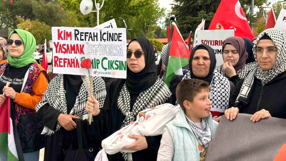 Uşak\'ta Gazzeli anneler için yürüyüş ve oturma eylemi düzenlendi