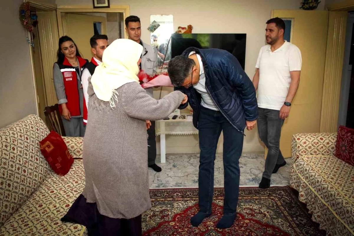 Hakkari Valisi Ali Çelik, şehit annelerini ziyaret etti