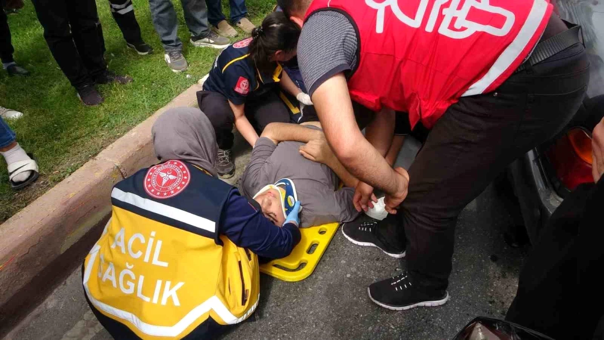 Antalya\'da kırmızı ışıkta bekleyen otomobile motosiklet çarptı: 1 yaralı