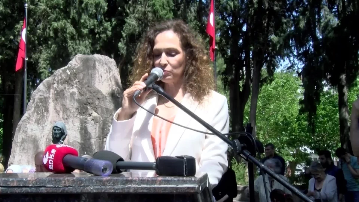 Zübeyde Hanım, Anneler Günü\'nde İzmir\'de Anıt Kabri Başında Anıldı