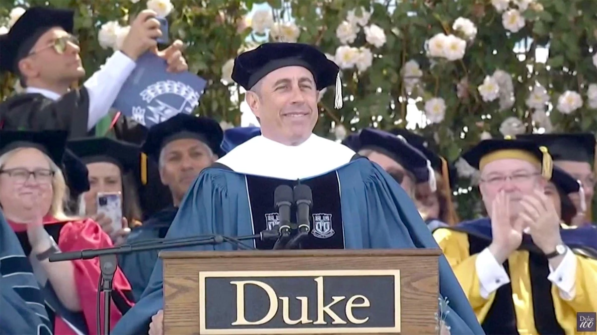 Jerry Seinfeld, Duke Üniversitesi mezuniyet töreninde protesto edildi