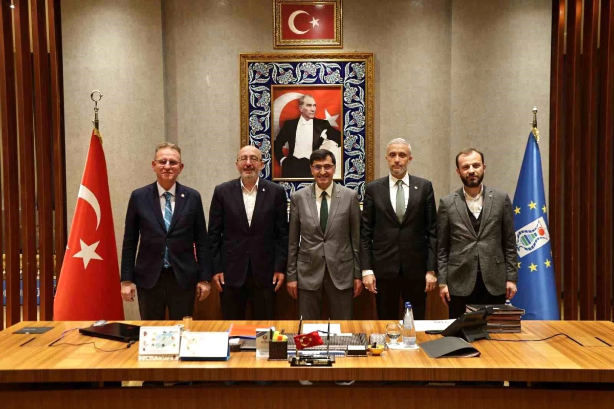AK Parti Kütahya İl Başkanı Mustafa Önsay ve Milletvekilleri Belediye Başkanı Eyüp Kahveci\'yi Ziyaret Etti