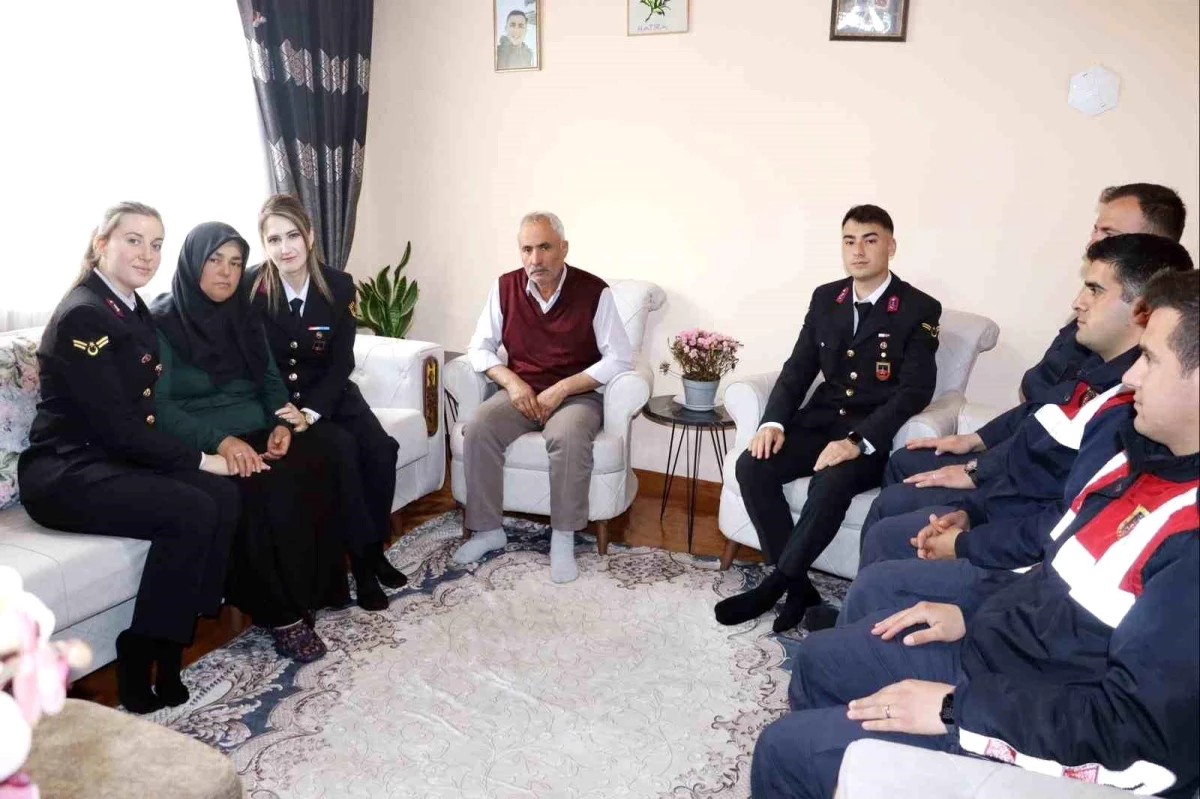 Kütahya İl Jandarma Komutanlığı, şehit asker annesini ziyaret ederek anneler gününü kutladı