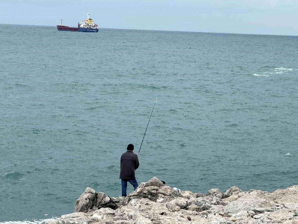Zonguldak\'ta Soğuk Havaya Rağmen Amatör Balıkçılar Tutkularından Vazgeçmedi