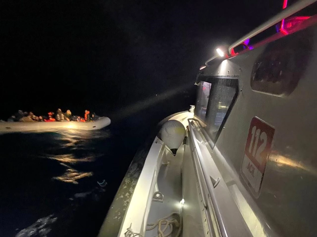 Yunan Sahil Güvenlik ekipleri tarafından ölüme terk edilen 35 kaçak göçmen kurtarıldı