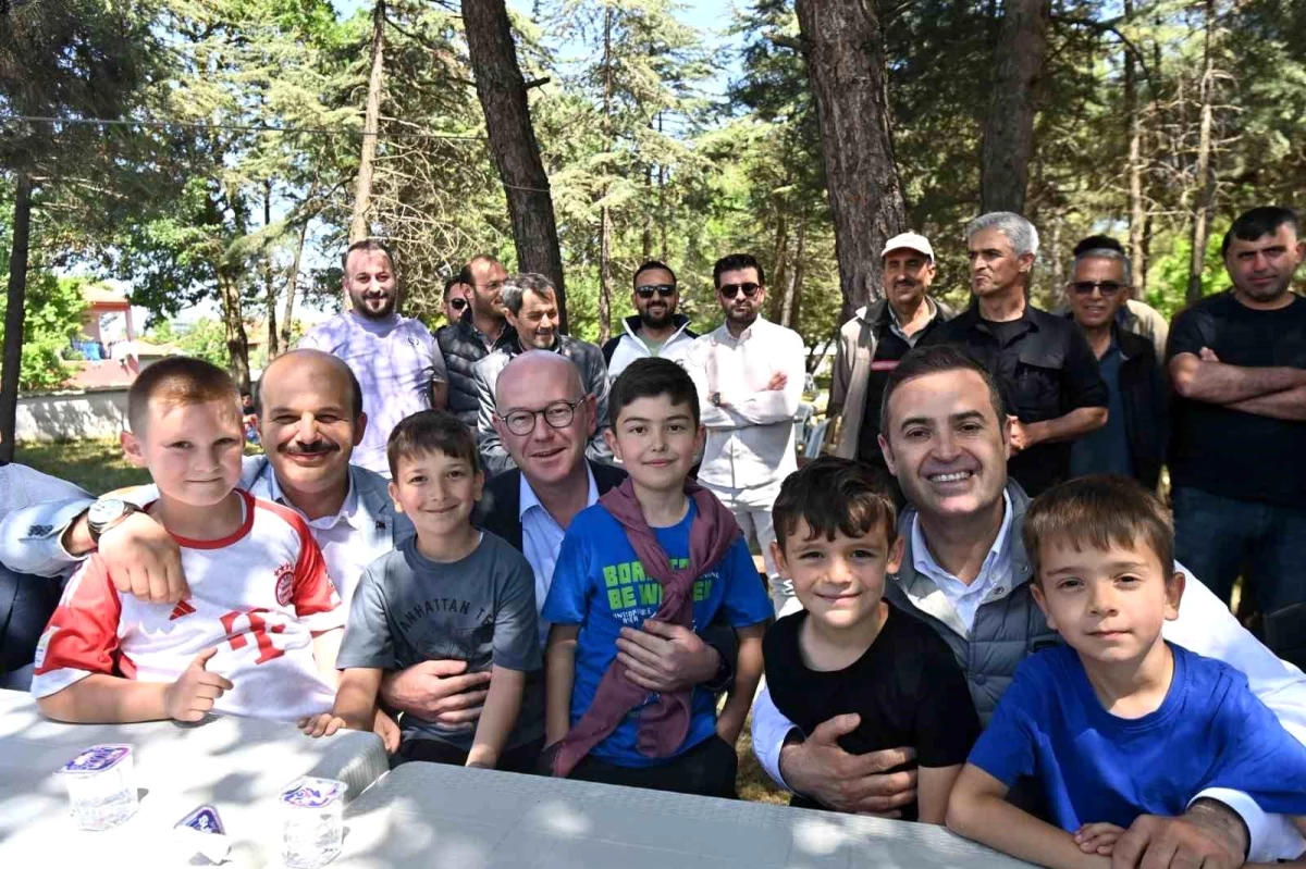 Balıkesir Büyükşehir Belediye Başkanı Ahmet Akın, Kırsal Mahallelerde Vatandaşlarla Buluştu
