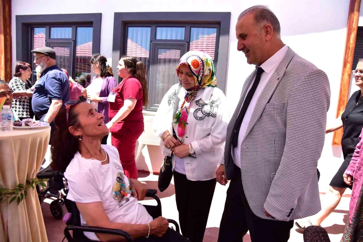 İncirliova Belediye Başkanı Aytekin Kaya, engelli ve yaşlı bakım merkezinde \'Yaza Merhaba\' etkinliğine katıldı