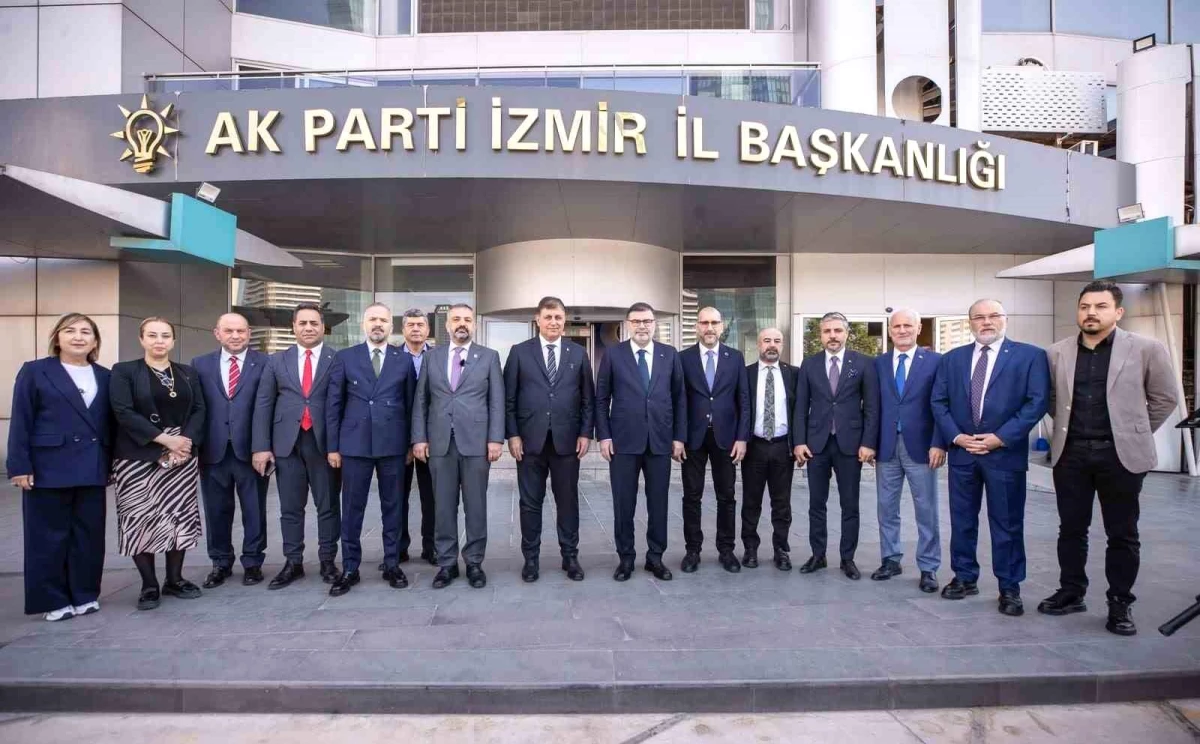 İzmir Büyükşehir Belediye Başkanı Cemil Tugay, AK Parti İzmir İl Başkanlığını ziyaret etti