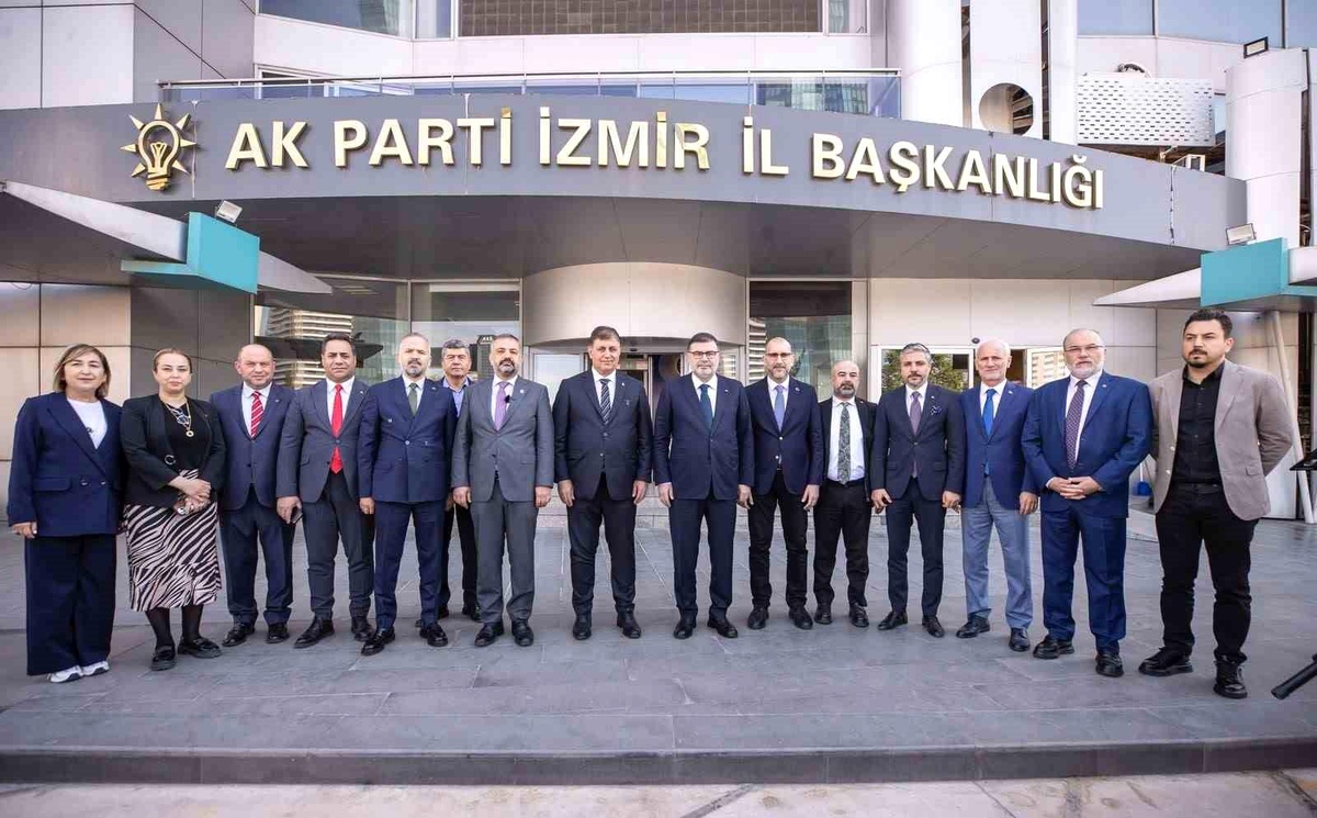 İzmir Büyükşehir Belediye Başkanı Cemil Tugay, AK Parti İzmir İl Başkanlığını ziyaret etti