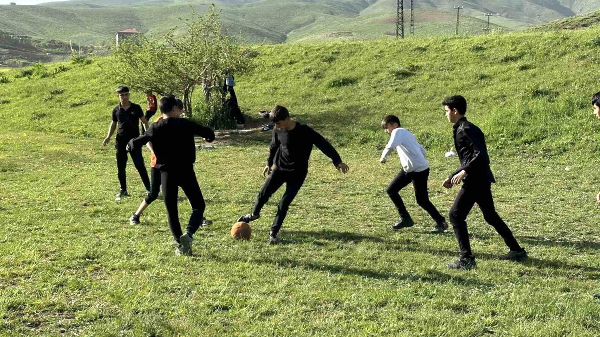 Hakkari Yüksekova\'da Gençler Halı Saha İstiyor