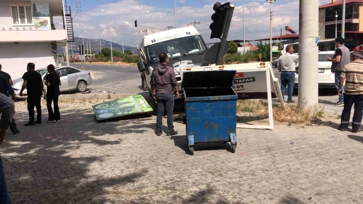 Aydın Buharkent\'te Zincirleme Trafik Kazası