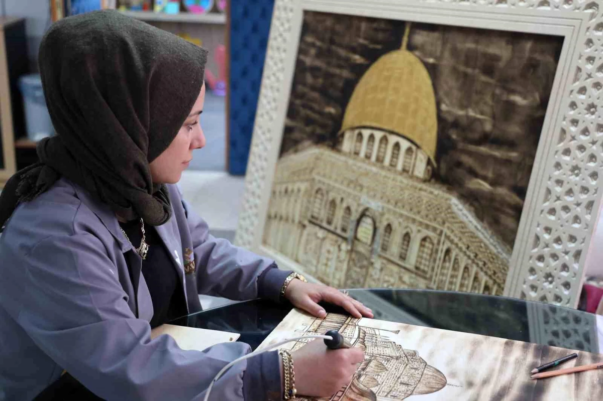 Konya\'da Kudüs\'ü ahşap yakma sanatıyla işleyen kadın