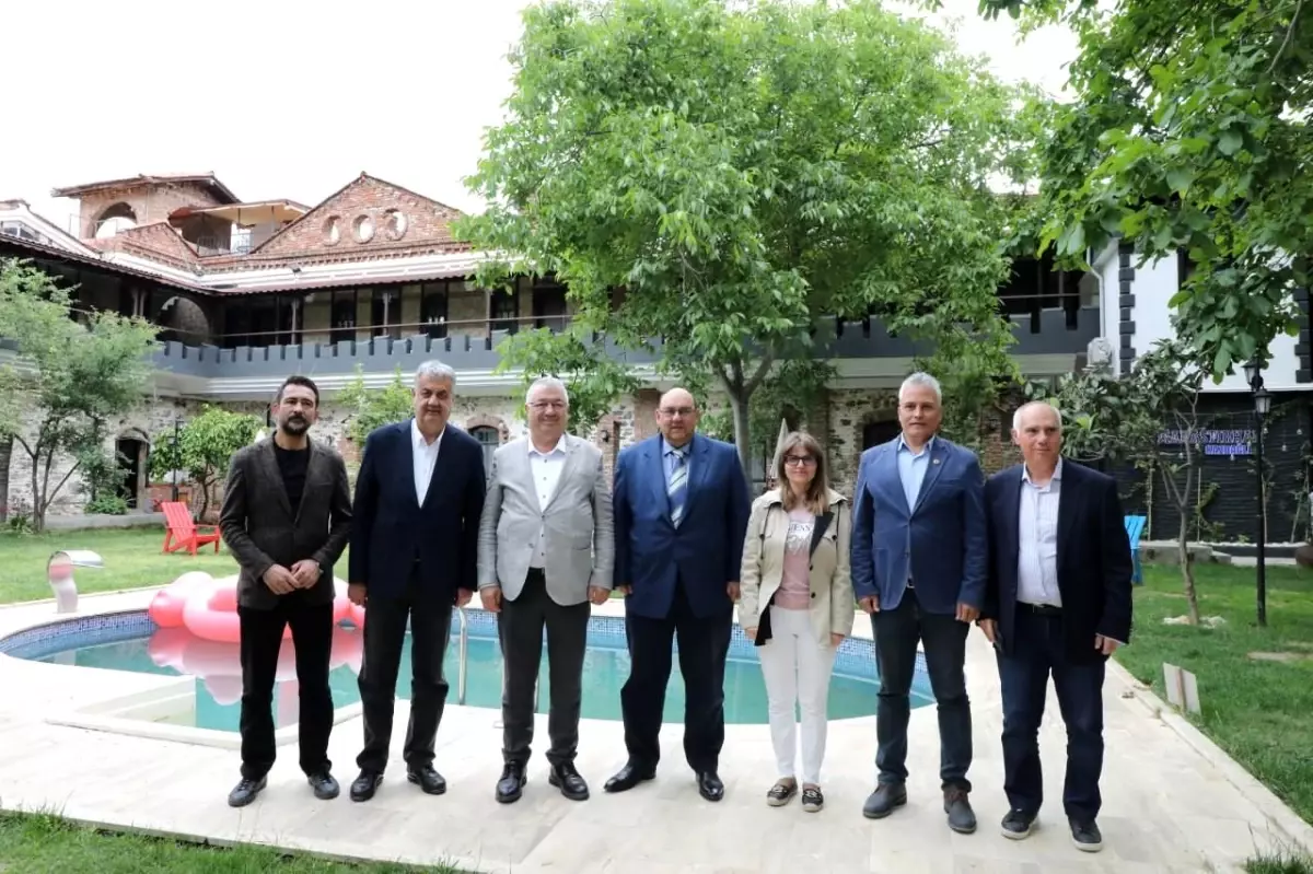 Edremit Belediye Başkanı Mehmet Ertaş, Yunanistan\'ın Batı Lesvos Belediye Başkanı Taksarchıs Verros\'u ağırladı