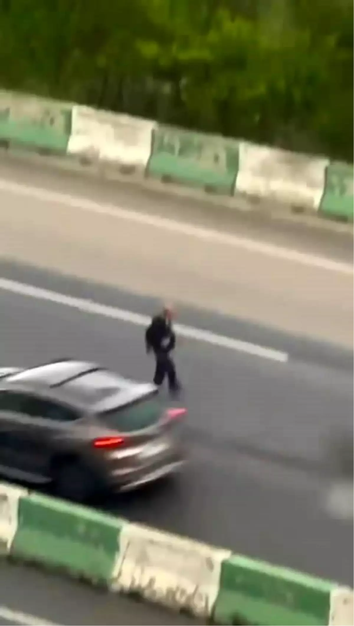 Bursa\'da alkollü şahıs tehlikeli şekilde karayolundan geçti