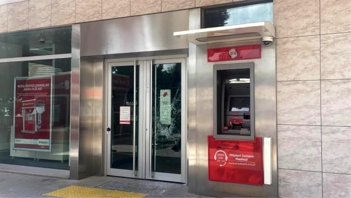 Adana\'da Ziraat Bankası\'nın camını kıran şüpheliler serbest bırakıldı