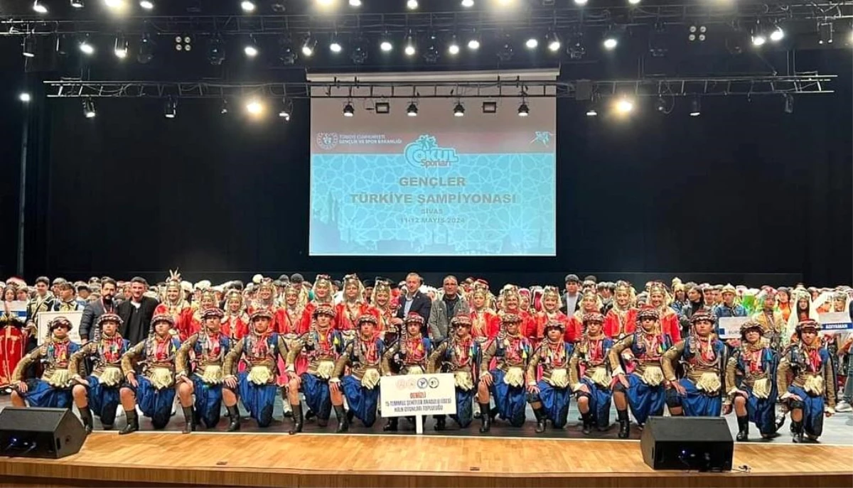 Denizli 15 Temmuz Şehitler Anadolu Lisesi Halk Oyunları ekibi Türkiye Şampiyonu