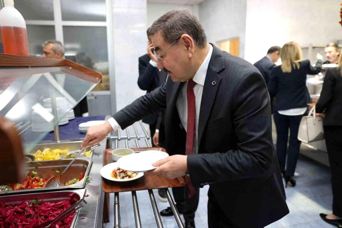 Ankara\'nın Gölbaşı Belediye Başkanı Personelle Birlikte Yemek Yedi