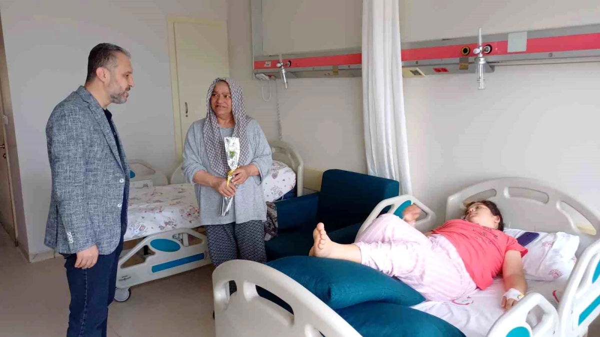 Düzce Sağlık Müdürü, Hastanede Tedavi Olan Anneler ve Hemşirelere Çiçek Dağıttı