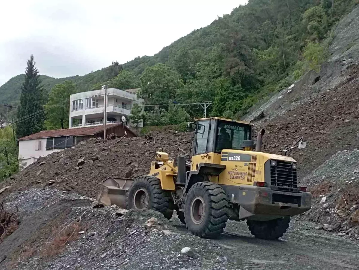 Heyelan nedeniyle Çökek yaylası yolunda ulaşım kapandı